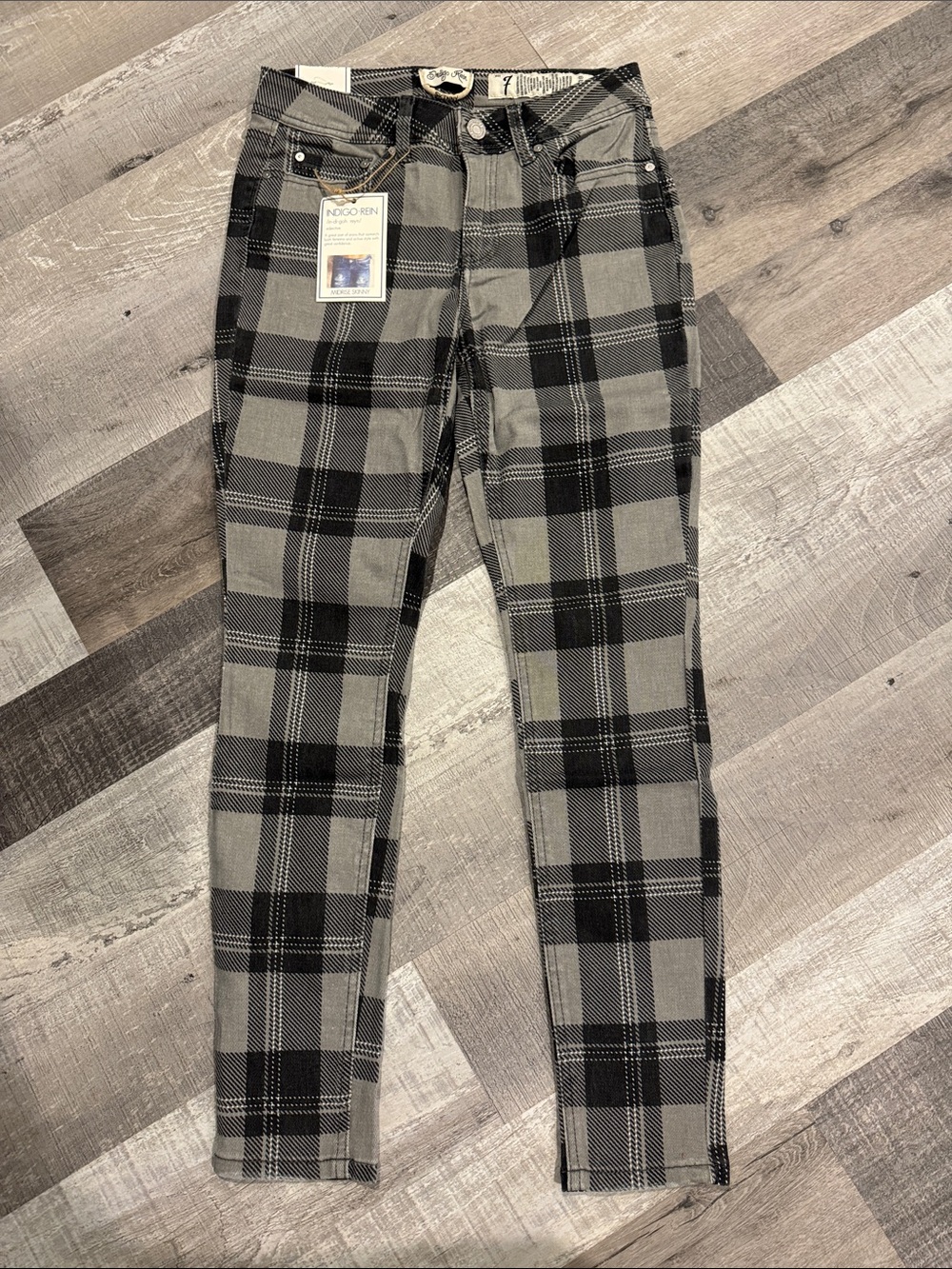 NWT Women’s Indigo Rein Black and Gray Plaid Midrise Skinny